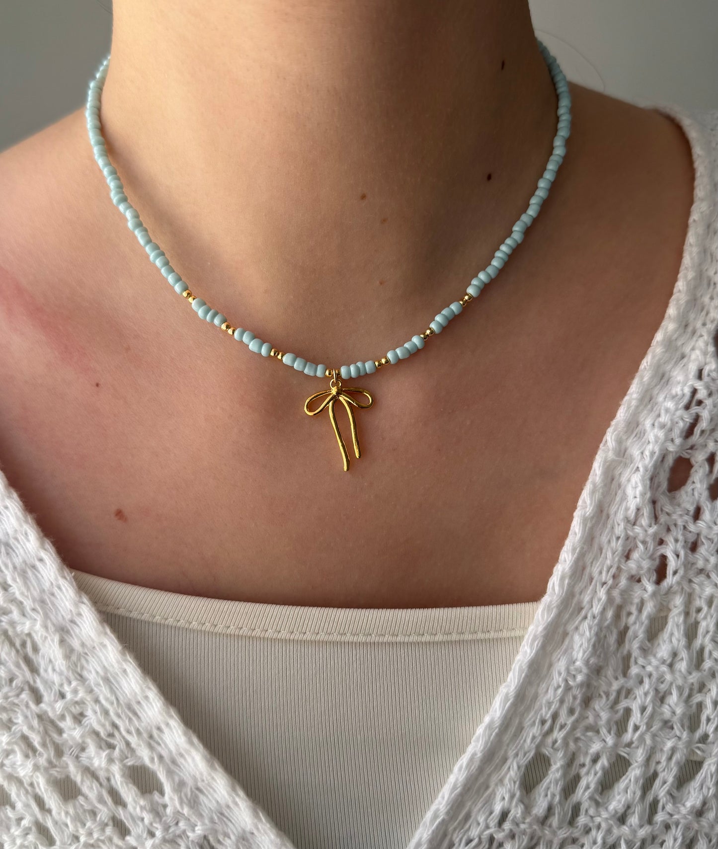 Perlenkette mit Türkisen Perlen, Goldenen Perlen + Schleifen Anhänger - 2158