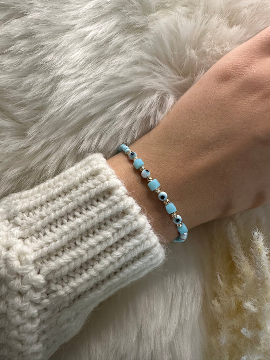 Perlenarmband mit blauen Perlen und kleinen Nazar Perlen - 10306