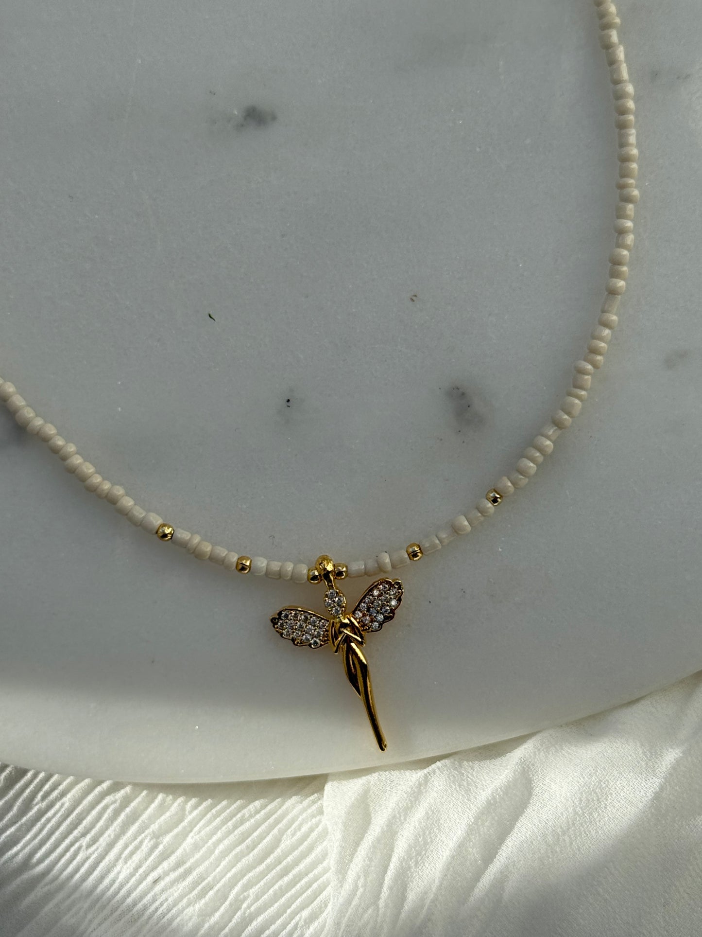 Perlenkette mit Beigen Perlen, Goldenen Perlen + Engel Anhänger - 2153