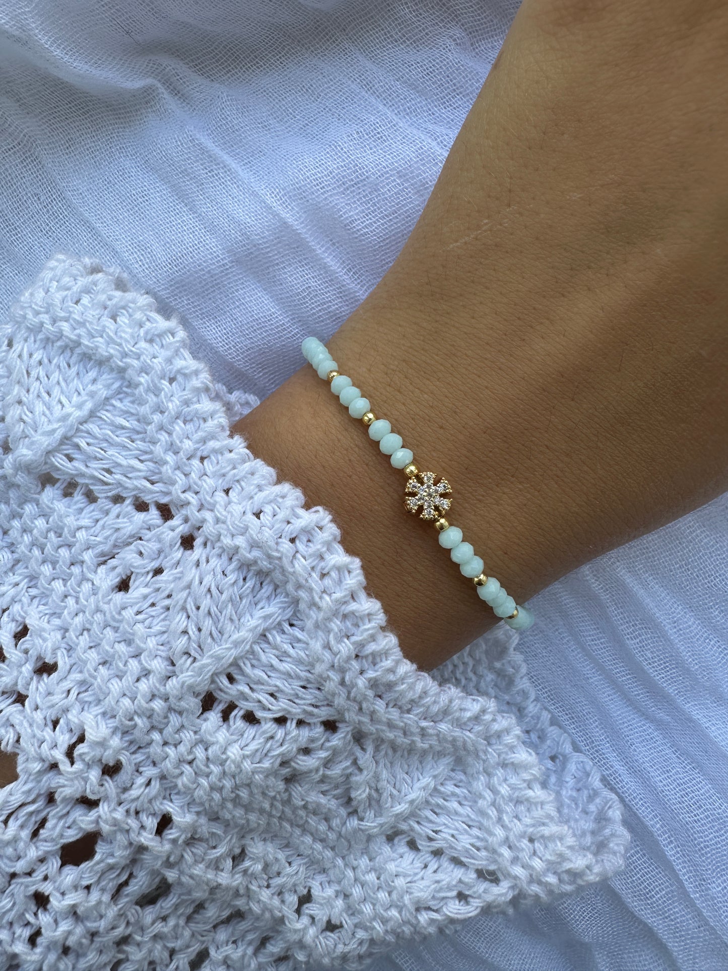 Perlenarmband Türkis mit Schneeflocken Anhänger - 10331