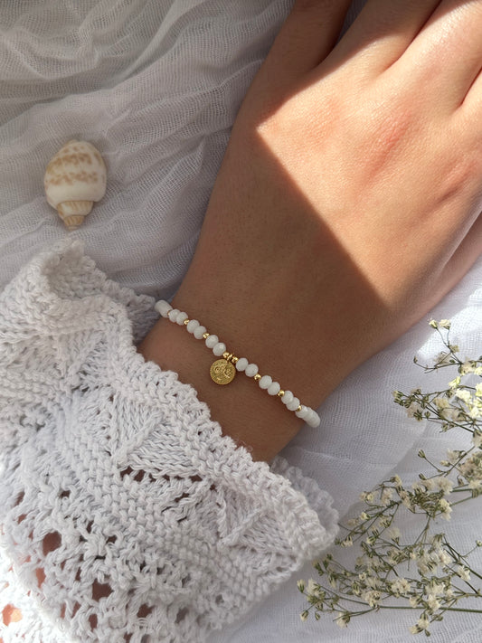 Perlenarmband mit Weißen Kristallperlen und goldenen Perlen  + Goldener Taler Anhänger - 10819