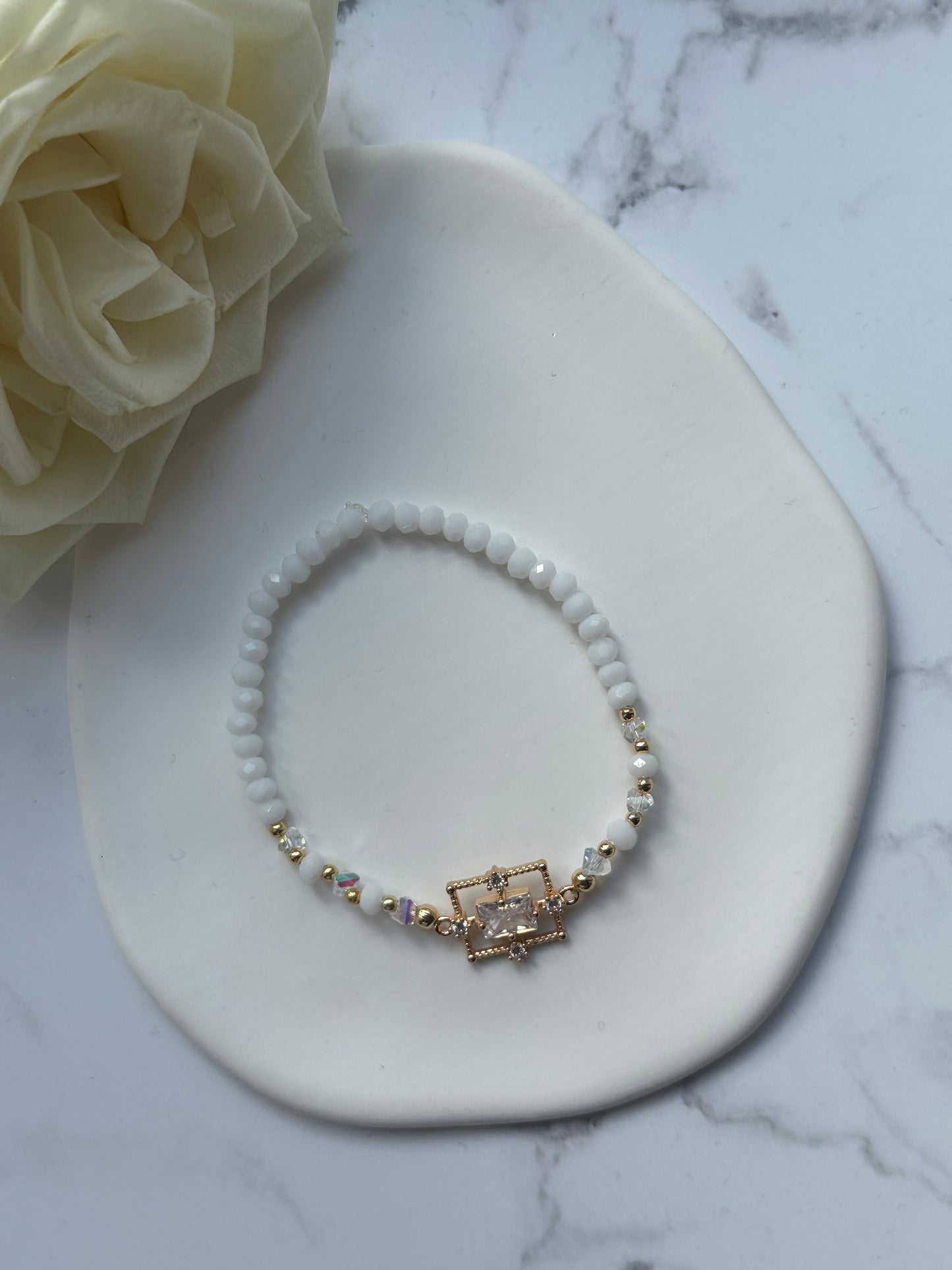 Perlenarmband mit Weißen Kristallperlen und Goldenen Perlen + Zirkonia Anhänger - 10873