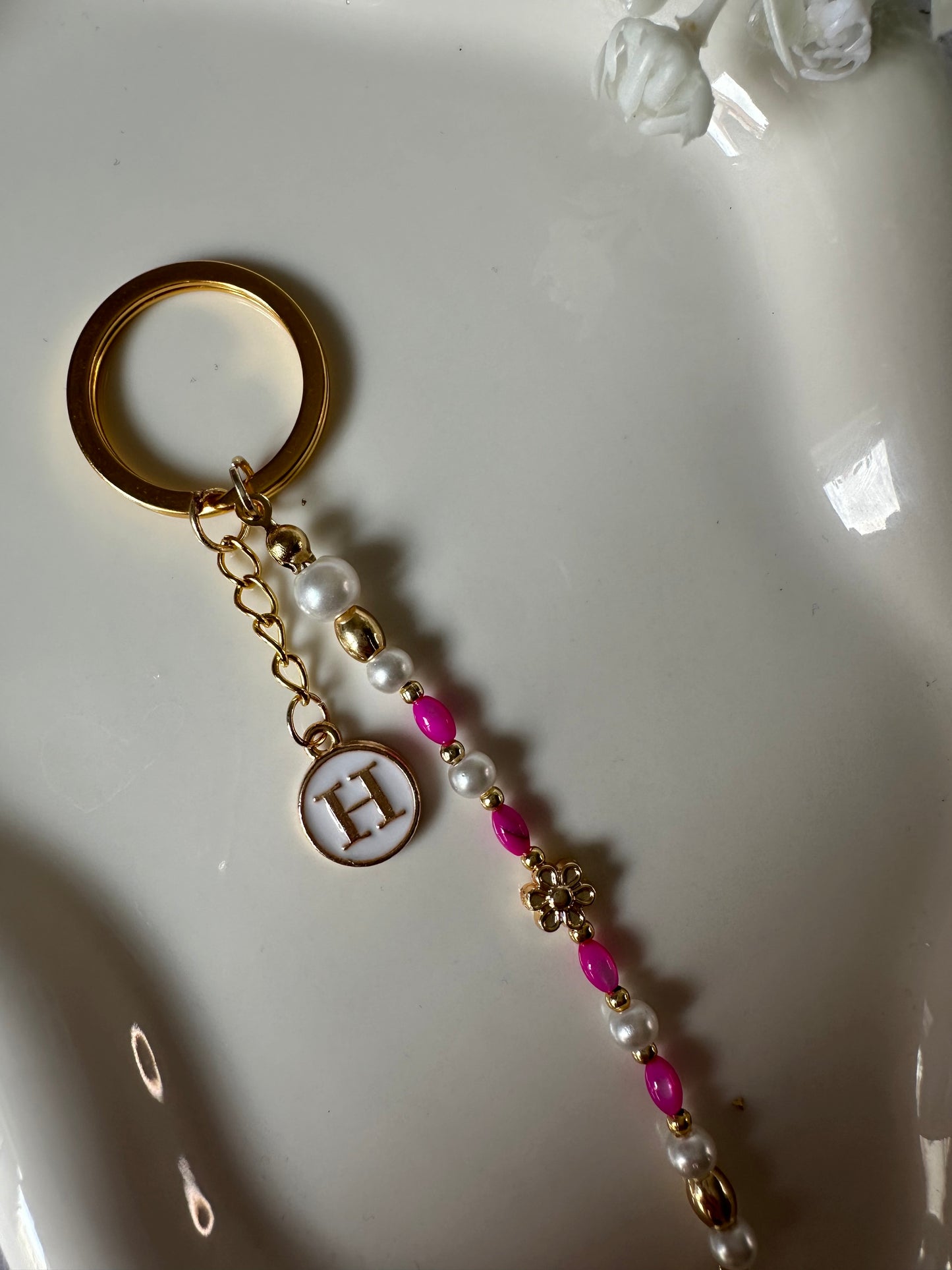Schlüsselanhänger personalisiert mit Pinken und weißen Perlen + Goldenen Perlen und Blumen Anhänger - 10009