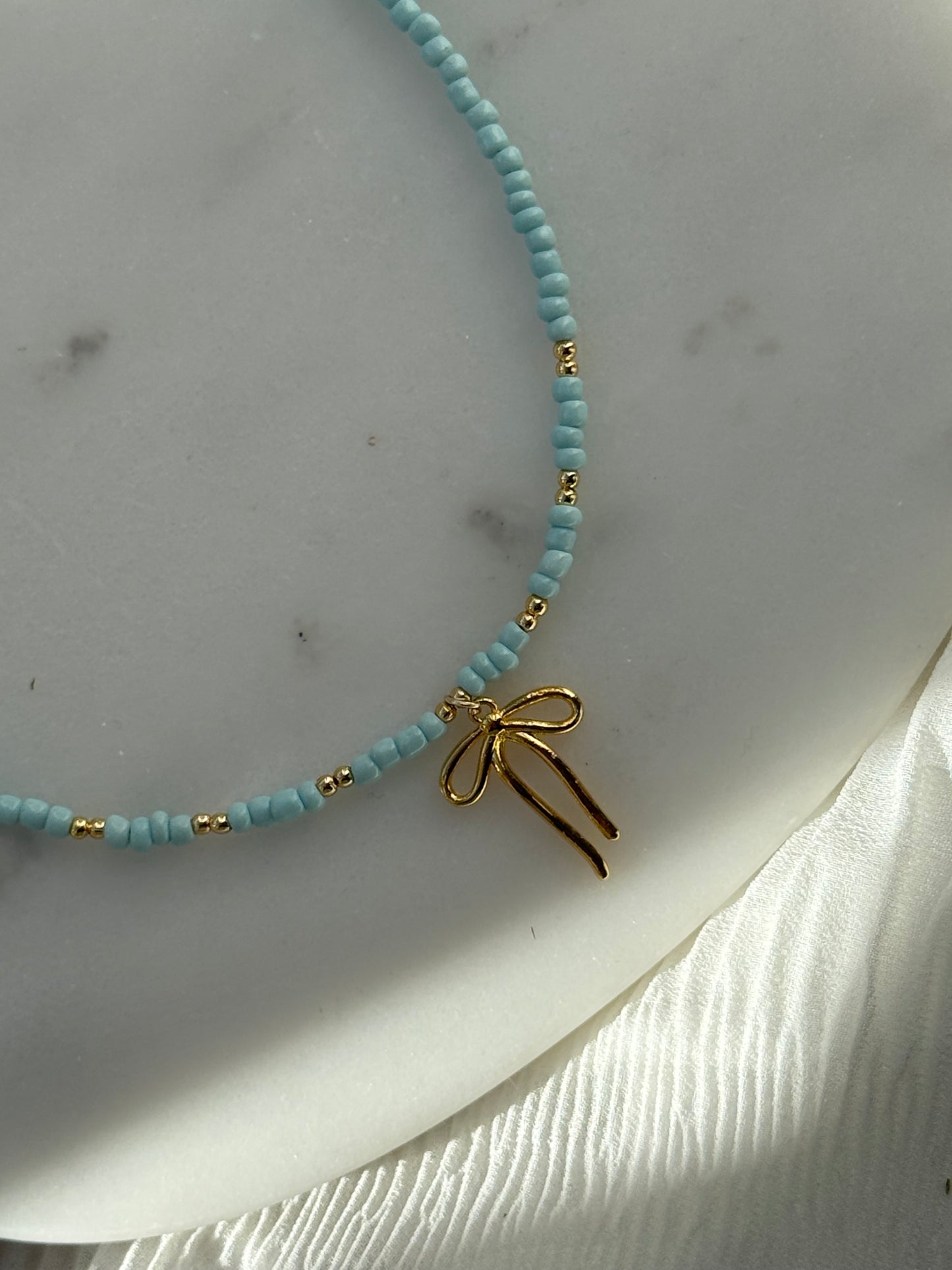 Perlenkette mit Türkisen Perlen, Goldenen Perlen + Schleifen Anhänger - 2158
