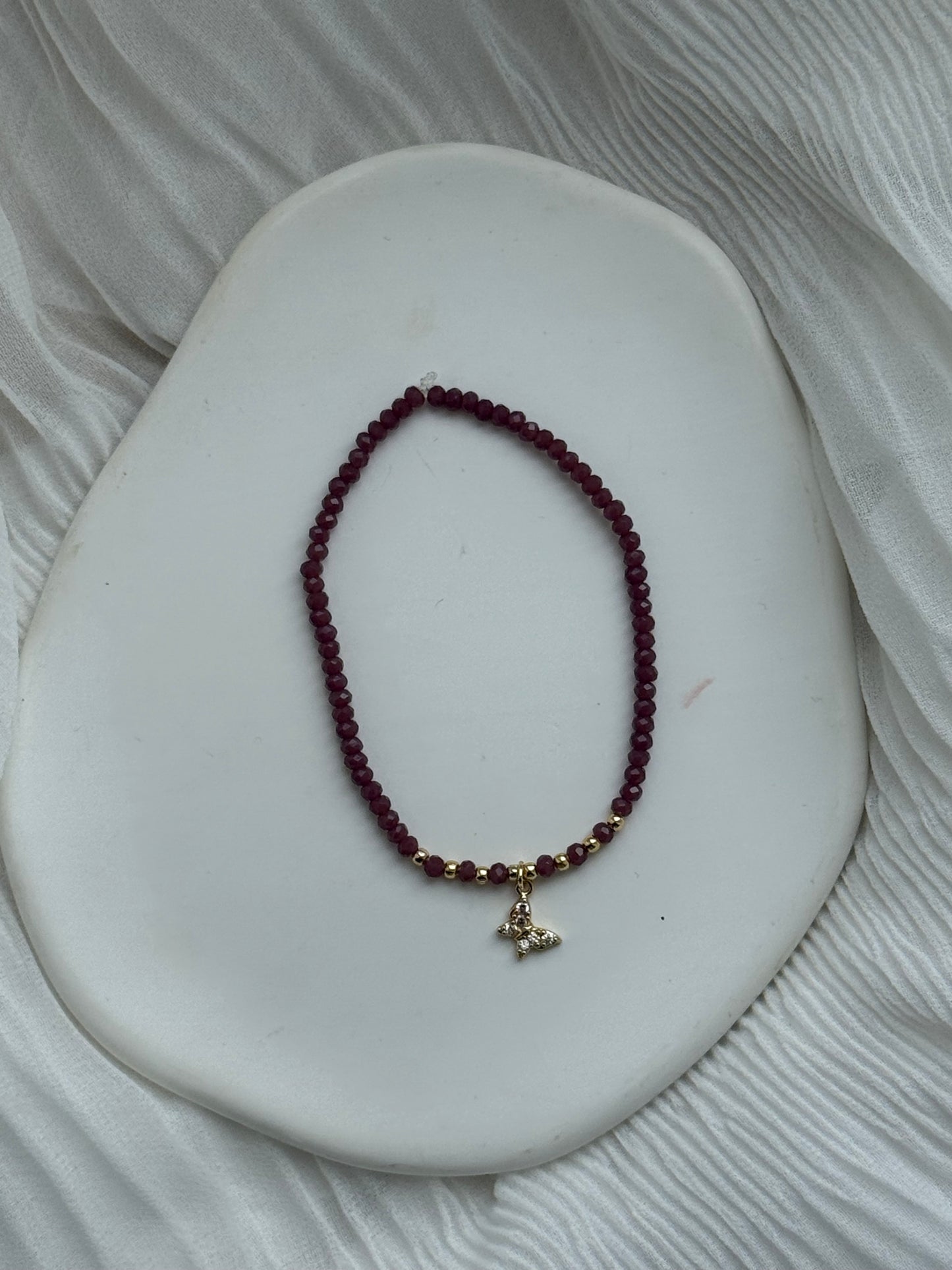 Perlenarmband mit Braunen/Lilanen Kristallperlen, Goldenen Details + Schmetterling Anhänger - 111187