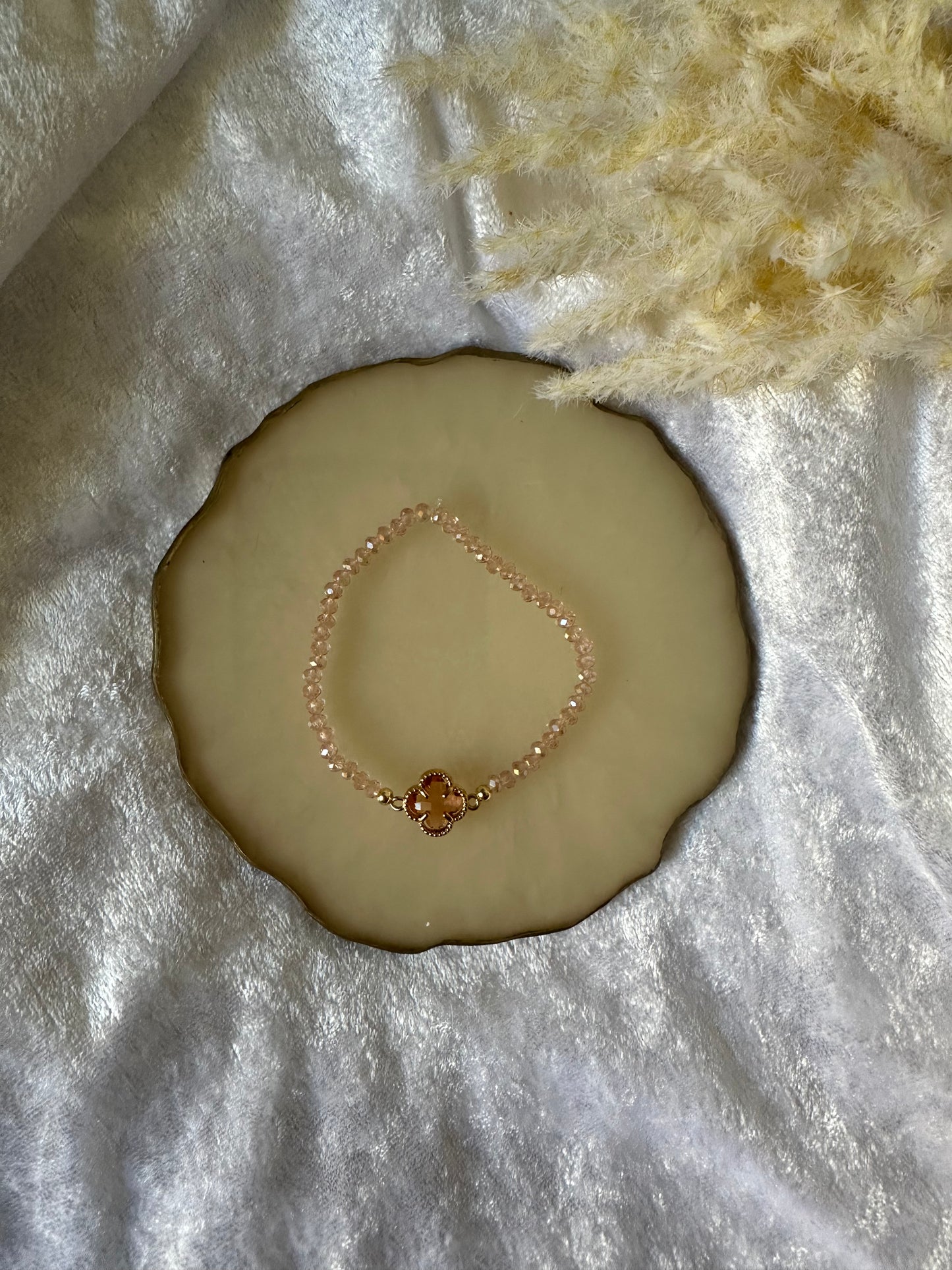 Perlenarmband mit beigen / rosanen Kristallperlen und Kleeblatt Anhänger - 10434