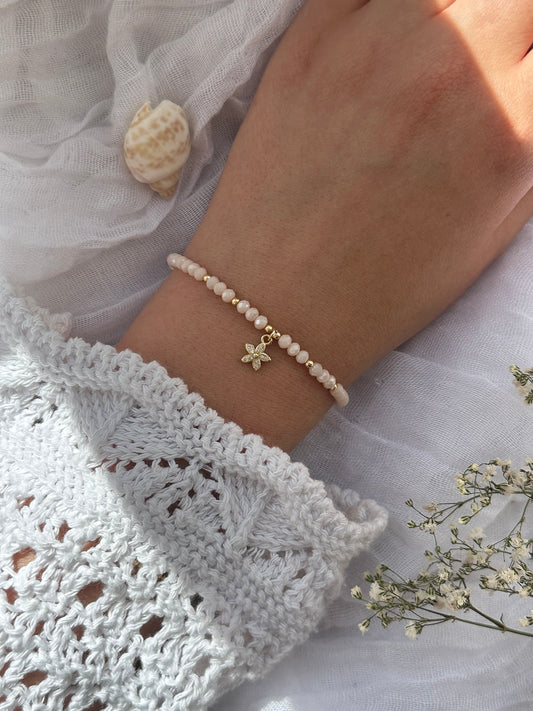 Perlenarmband mit Beigen Kristallperlen und Goldenen Perlen + Blumen Anhänger - 10849