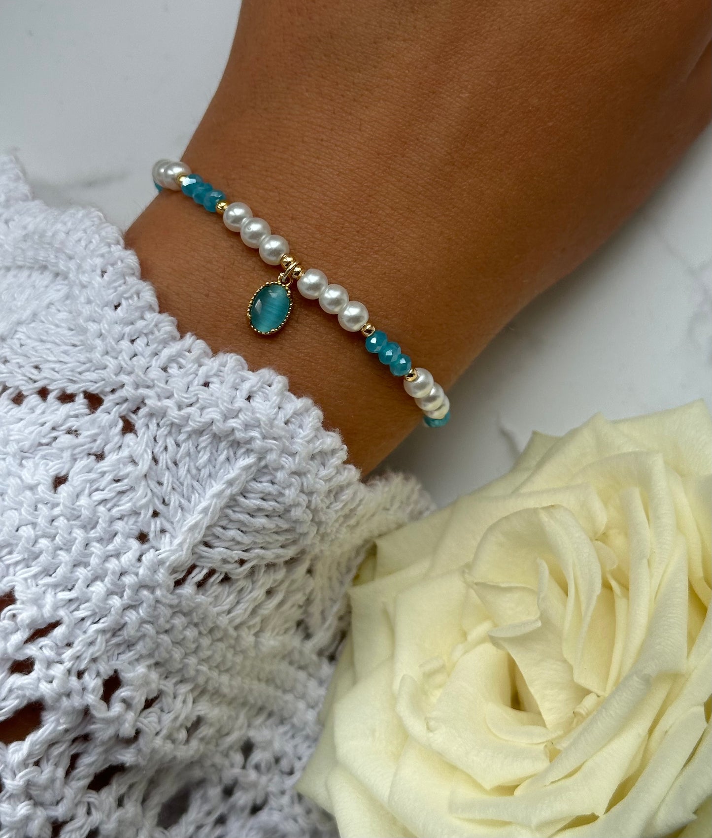 Perlenarmband mit Weißen Glasperlen, Blauen Kristallperlen und  Goldenen Perlen + Stein Anhänger - 10898