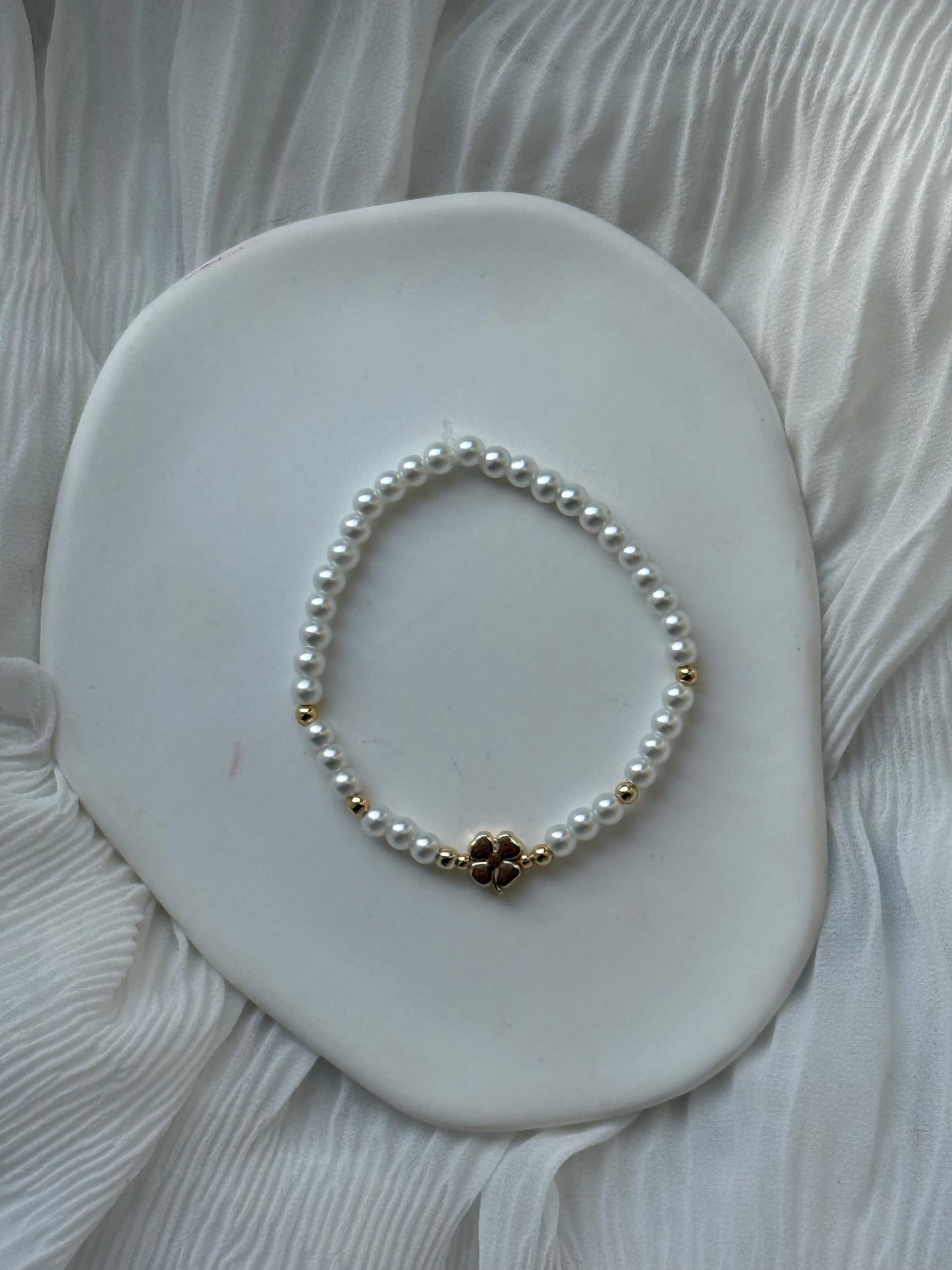 Perlenarmband mit Weißen Glasperlen und Goldenen Perlen + Kleeblatt Anhänger - 111216