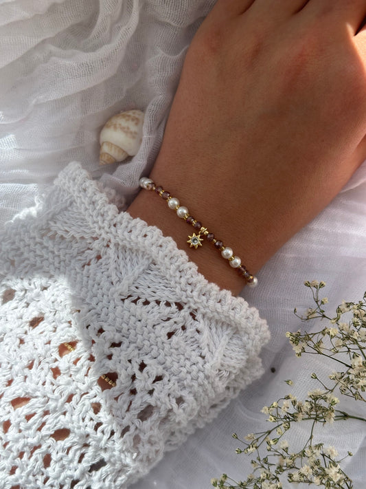 Perlenarmband mit Weißen Perlen, Lila Kristallperlen und goldenen Perlen + Sonnen Anhänger - 10831