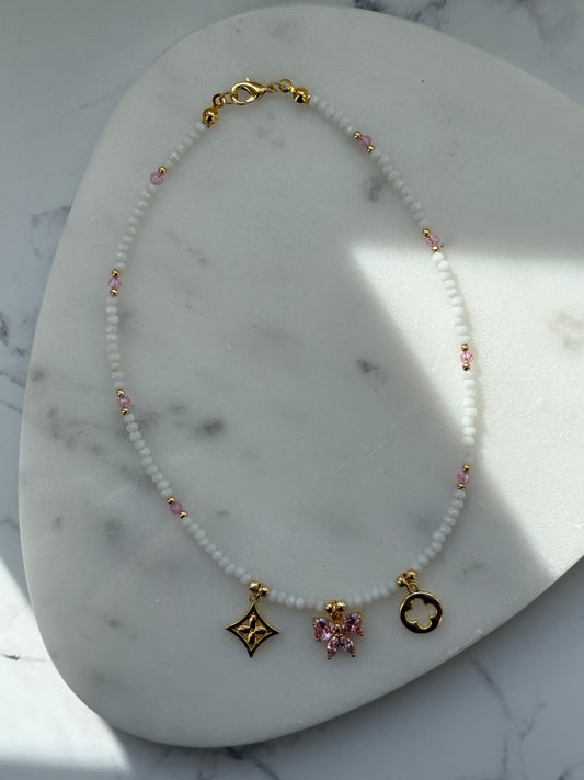 Perlenkette mit Weißen / Rosa Perlen und Goldenen Perlen + Charms - 10957
