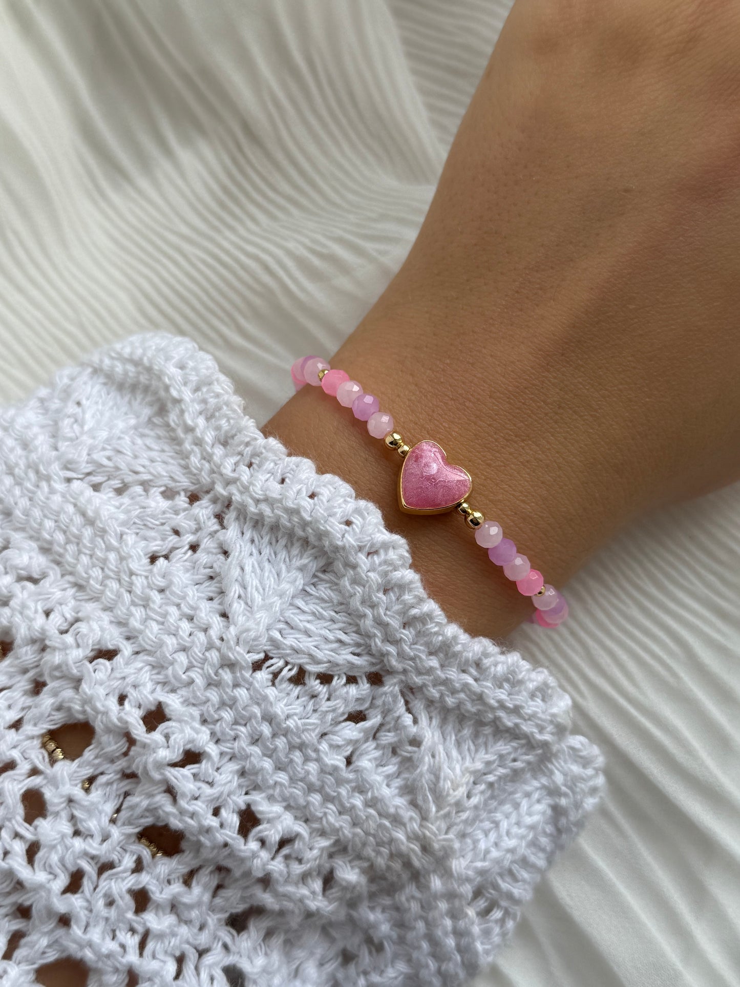 Perlenarmband mit Rosa Kristallperlen, Goldenen Perlen + Herz Anhänger - 111173