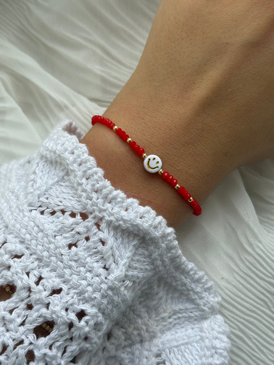 Perlenarmband mit Roten Kristallperlen, Goldenen Details + Smiley Anhänger - 111192