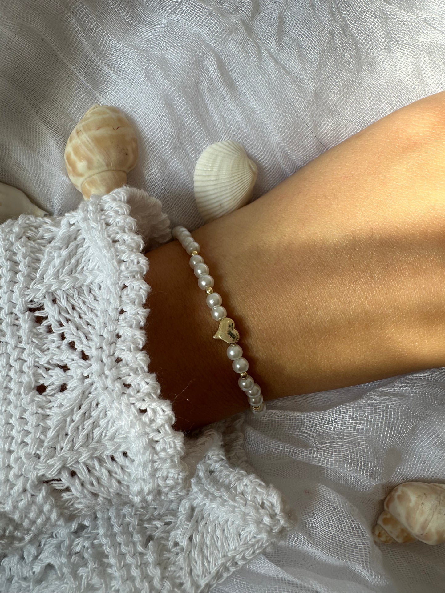 Weißes Perlenarmband mit goldenem Herz - 10252