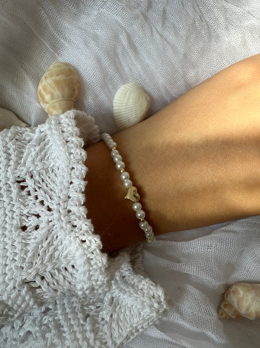 Weißes Perlenarmband mit goldenem Herz - 10252