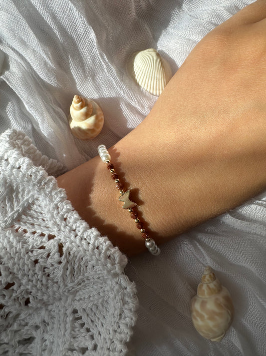 Perlenarmband Weiß mit Braunen Glitzer Natursteinen und Schmetterling  Anhänger - 10374