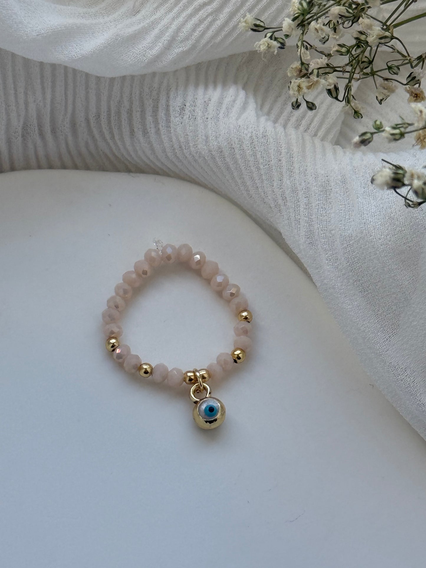 Perlenring mit Beigen Kristallperlen und Goldenen Details + Nazar Anhänger - 2136