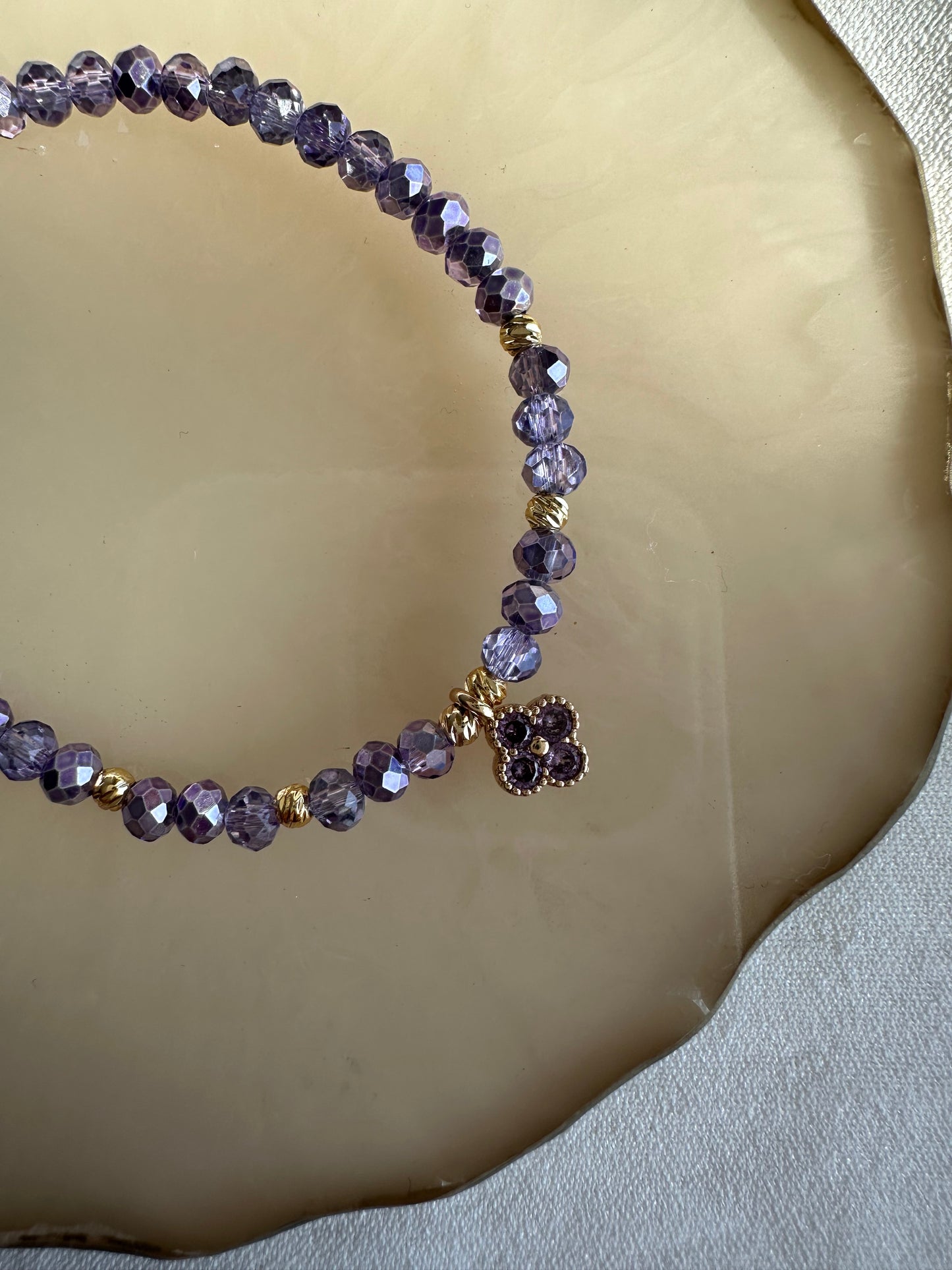Perlenarmband mit Lila Kristallperlen und Kleeblatt Anhänger - 10429
