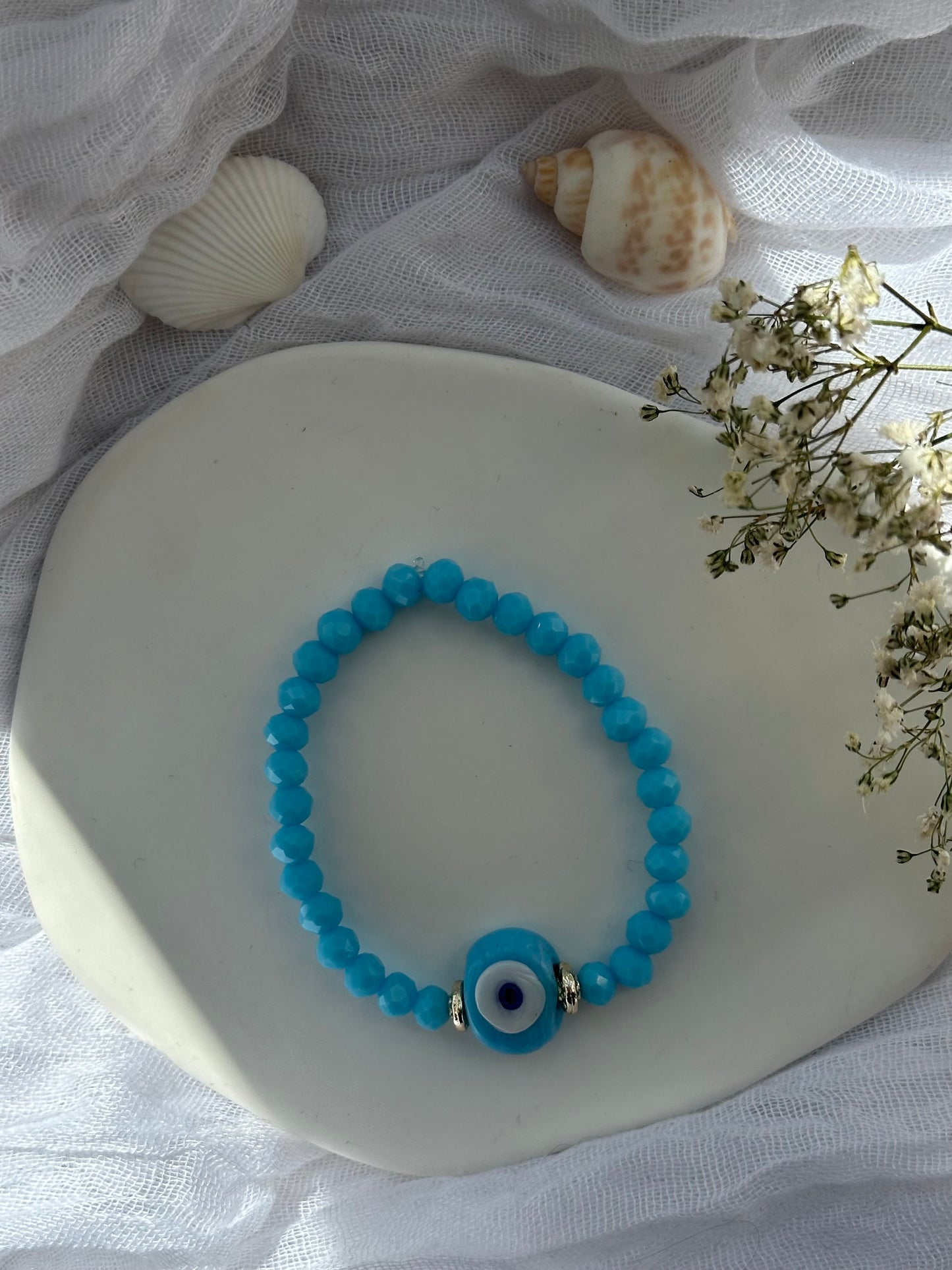 Perlenarmband mit Blauen Kristallperlen und goldenen Details + Nazar Anhänger - 10810