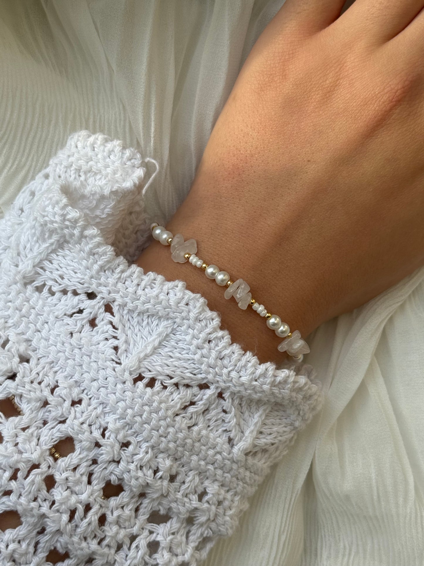 Perlenarmband mit Weißen Glasperlen, Edelsteinperlen und Goldenen Perlen - 111219