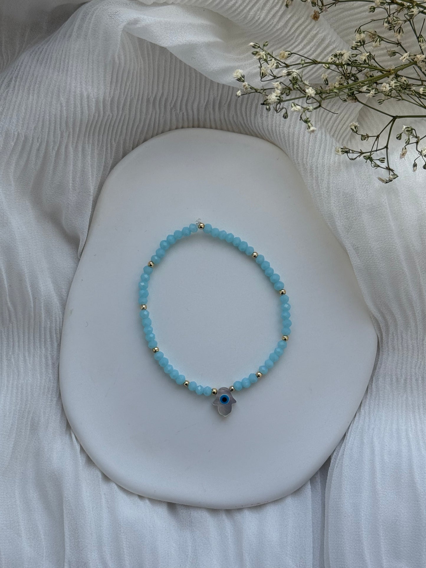 Perlenarmband mit Hellblauen Kristallperlen und Goldenen Perlen + Fatimas Hand Anhänger - 2093