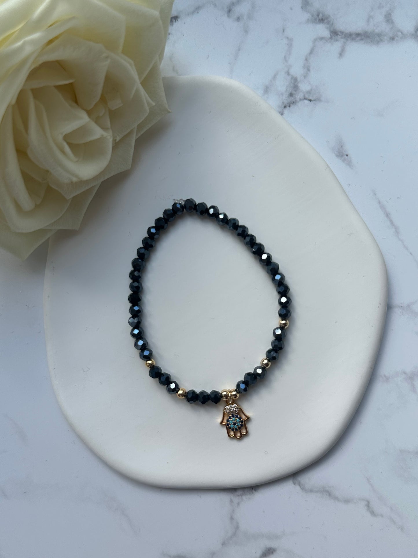 Perlenarmband mit Blauen Kristallperlen und Goldenen Perlen + Fatimas Hand Anhänger - 10872