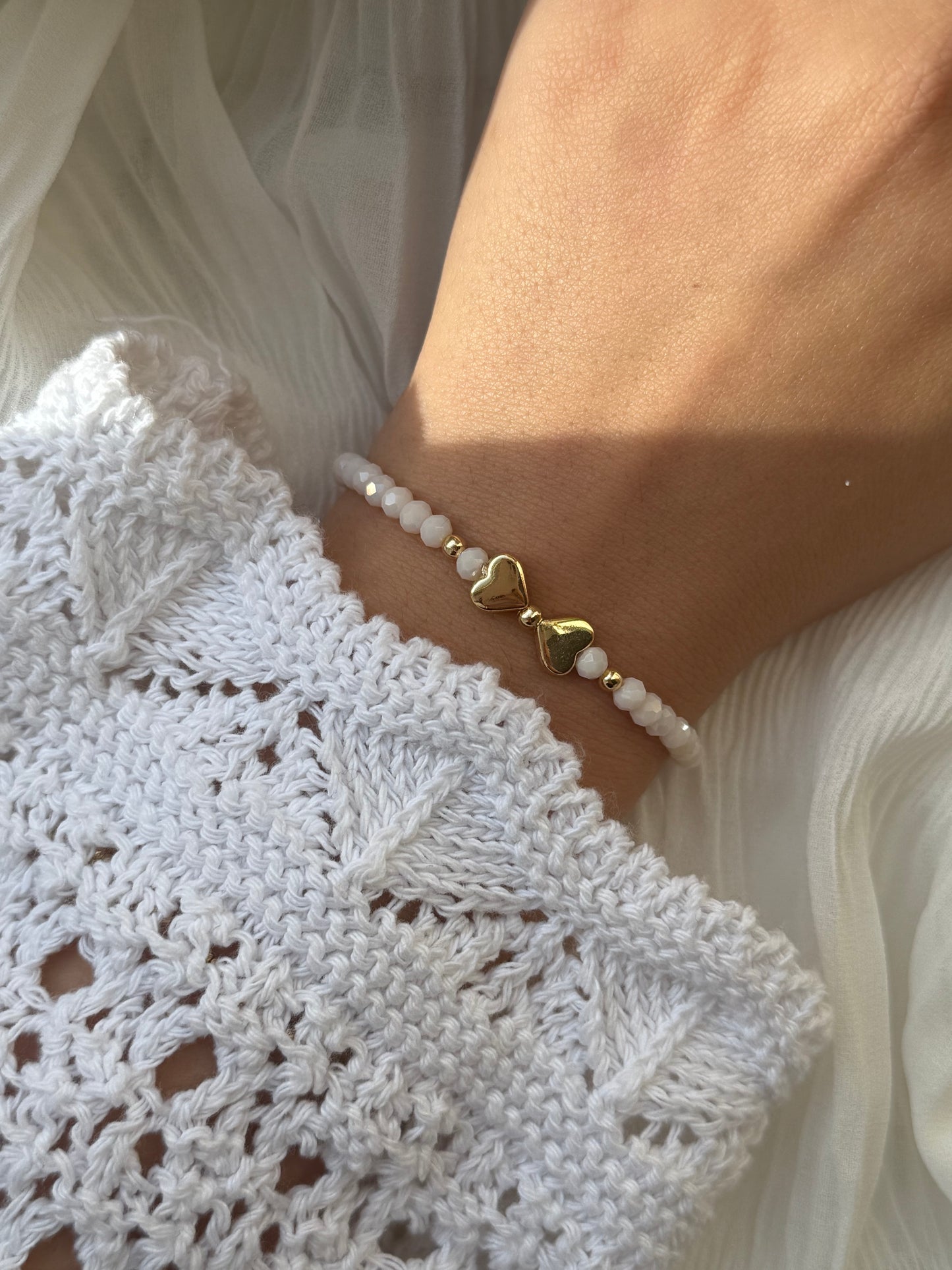 Perlenarmband mit Beigen Kristallperlen und Goldenen Perlen + Herz / Schleifen Anhänger - 111213