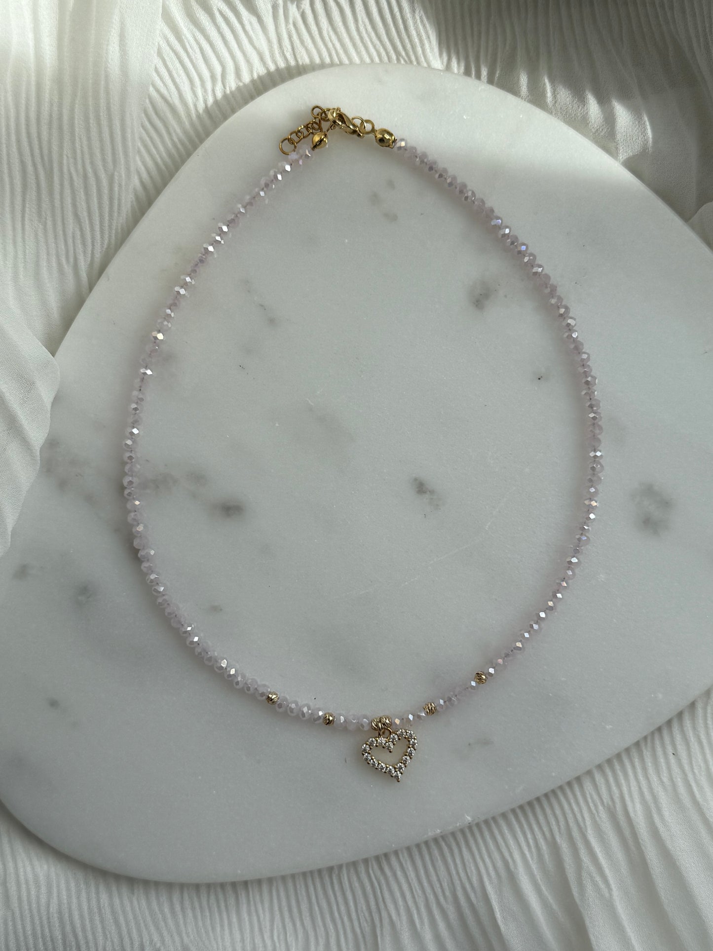 Perlenkette mit Rosa Kristallperlen, Goldenen Details + Herz Anhänger - 111168