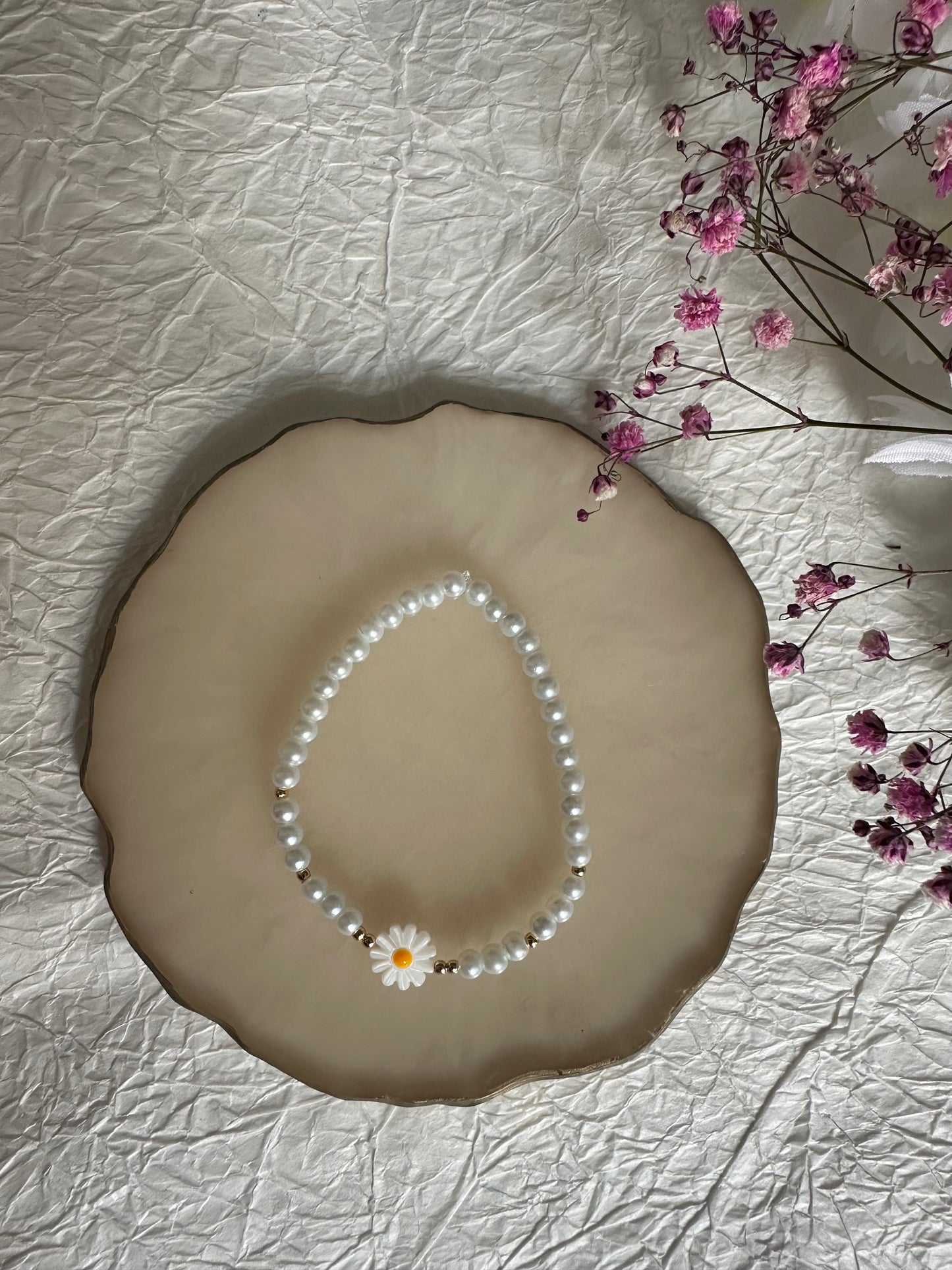 Perlenarmband mit Weißen Perlen und Gänseblümchenanhänger - 10473
