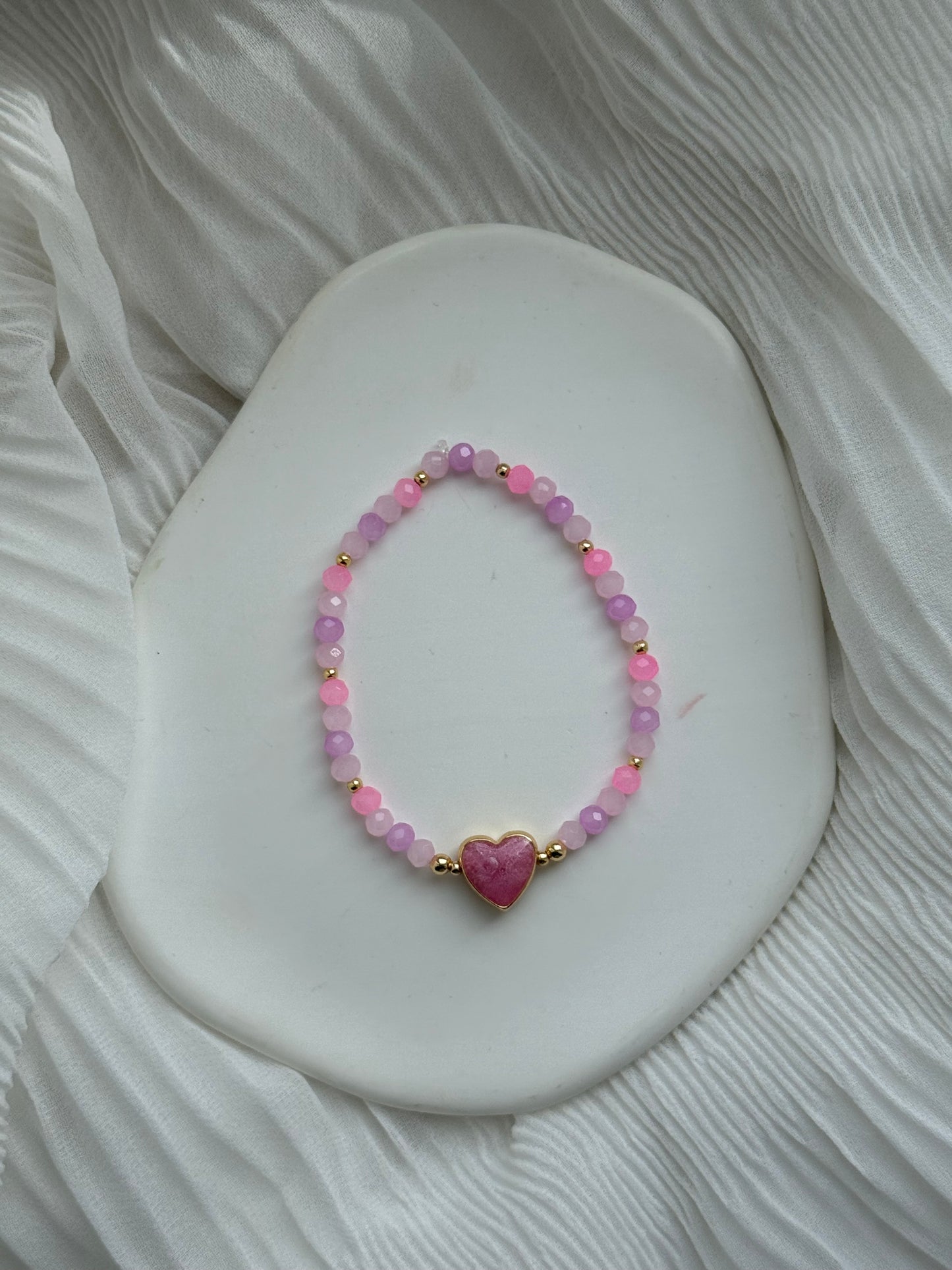 Perlenarmband mit Rosa Kristallperlen, Goldenen Perlen + Herz Anhänger - 111173