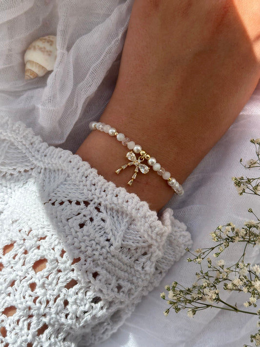 Perlenarmband mit Weißen Perlen und Goldenen Perlen + Schleifen Anhänger - 10841