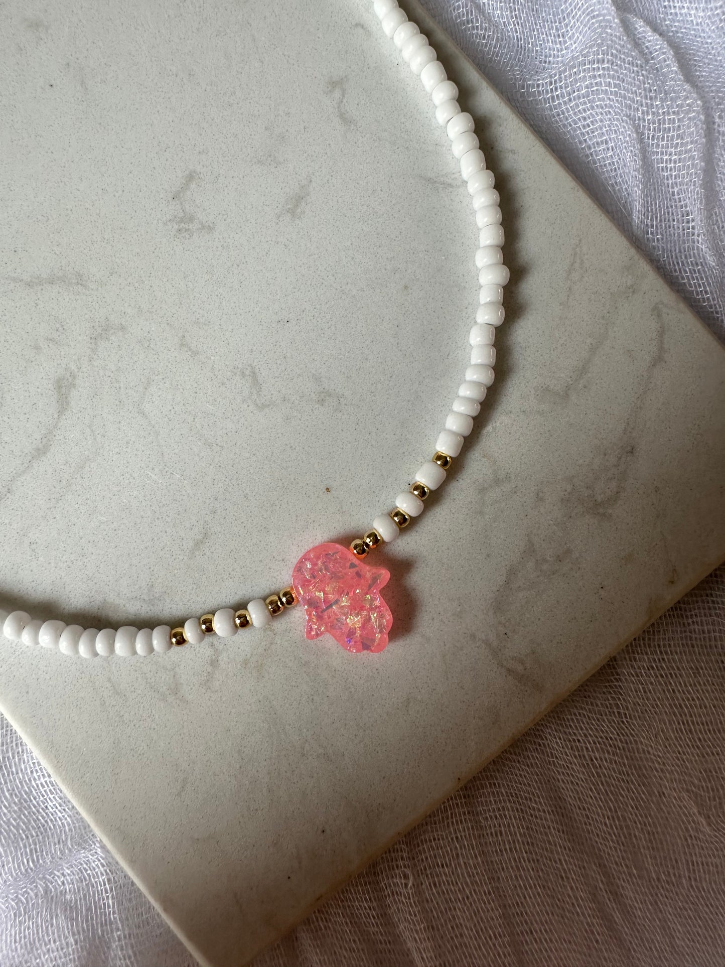 Perlenkette mit Weißen Perlen und  + Fatimas Hand Anhänger Rosa - 10134