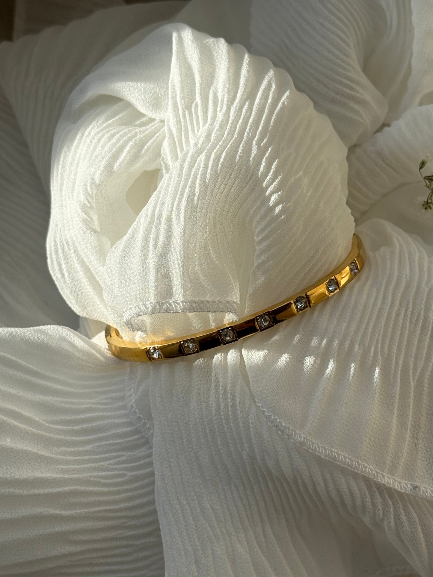 Goldener Armreif mit Steinen - 11089