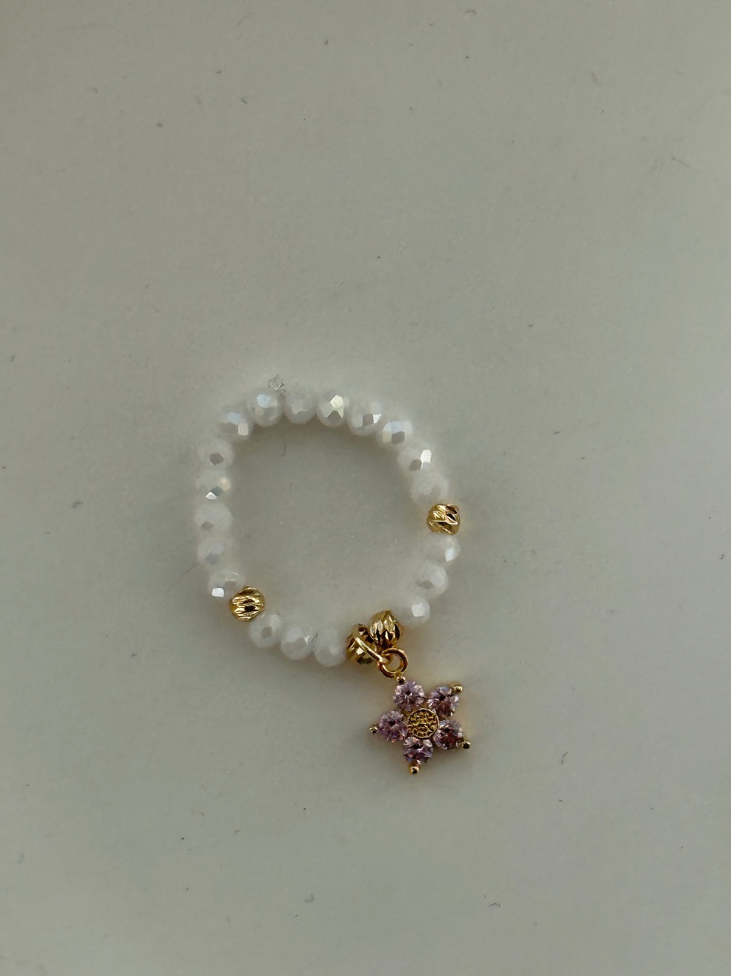 Perlenring mit Weißen Kristallperlen und goldenen Details + Blumen Anhänger - 10790