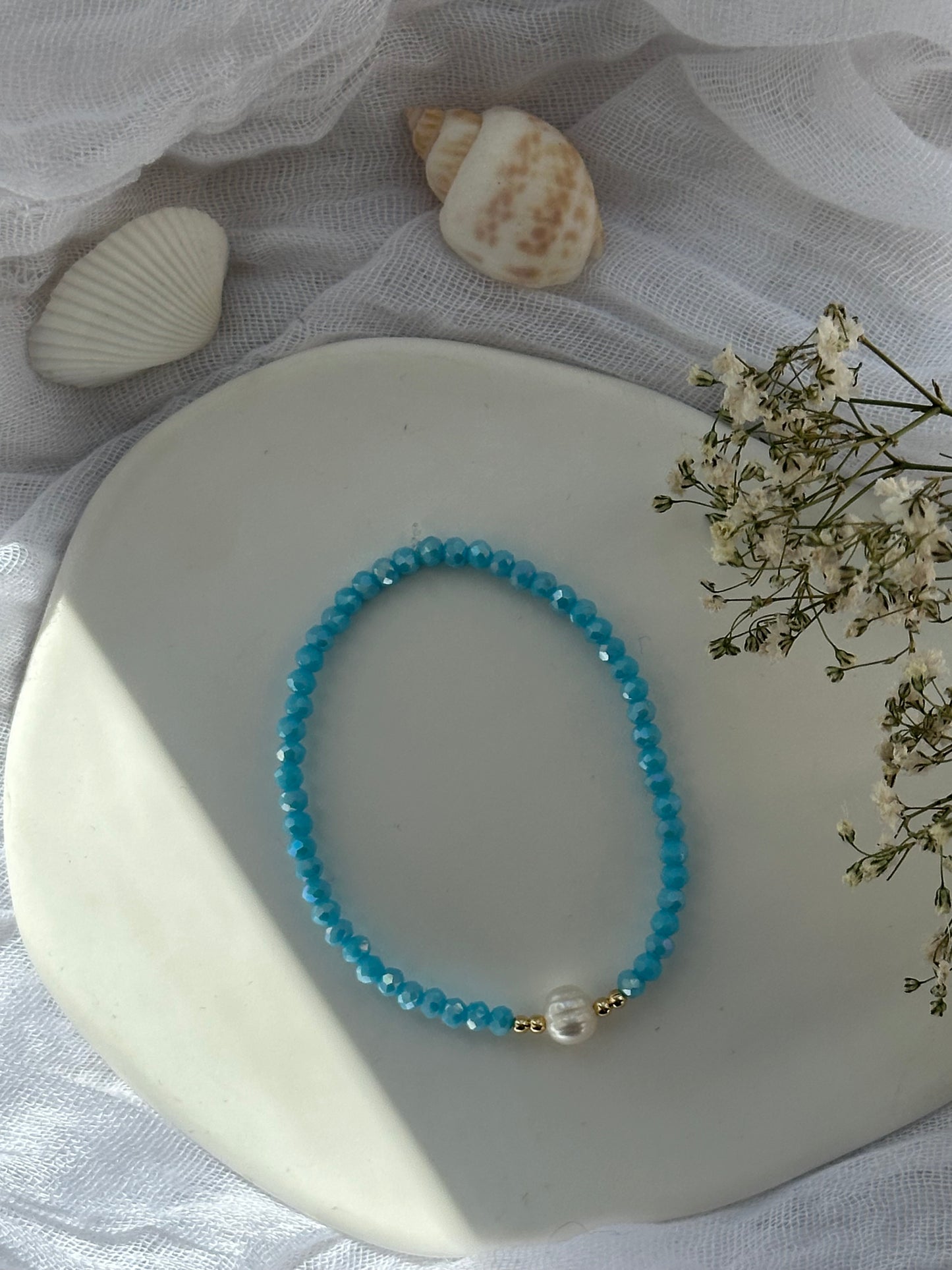 Perlenarmband mit Blauen Kristallperlen und goldenen Perlen + Süßwasserperle - 10829