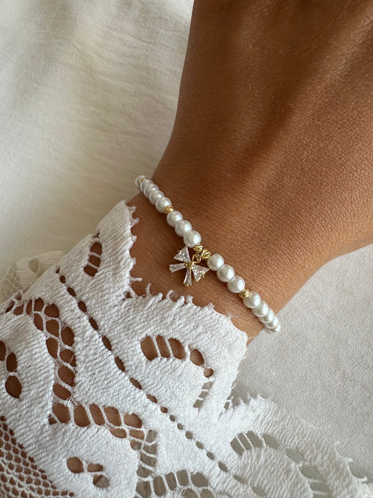 Perlenarmband mit Weißen Glasperlen und Schleifen Anhänger - 10463