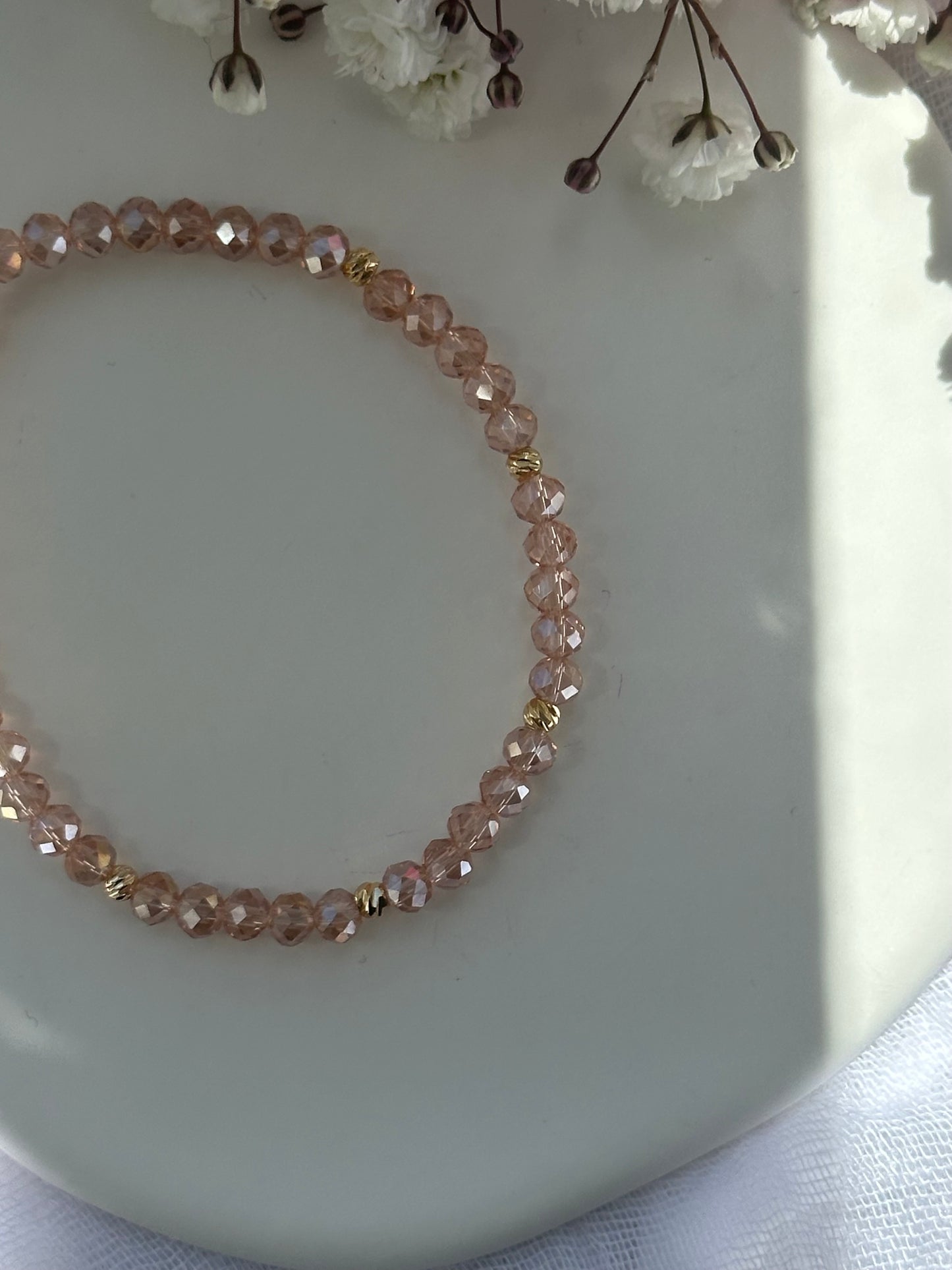 Perlenarmband mit Rose Kristallperlen und goldenen Dorika Perlen - 10741