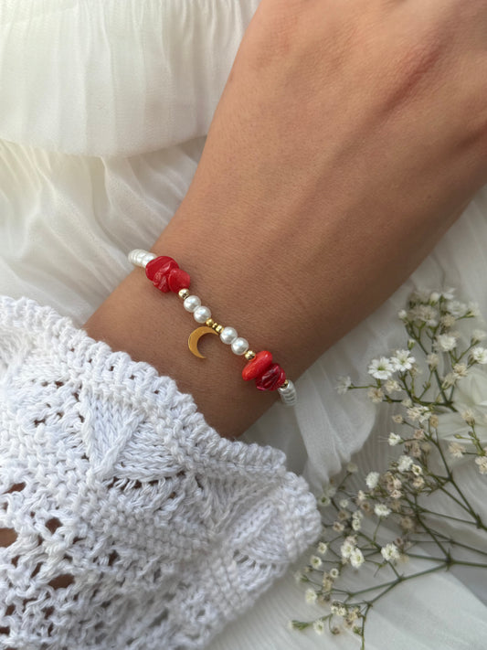 Perlenarmband mit Weißen Glasperlen, Roten Edelsteinen, Goldenen Perlen + Mond Anhänger - 10970