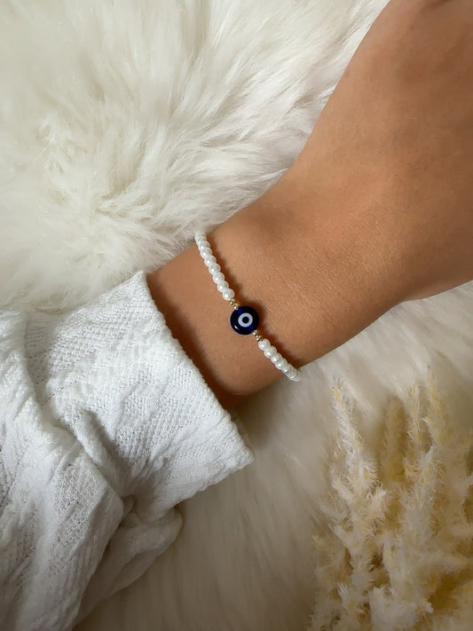 Perlenarmband mit weißen kleinen Perlen und dunkelblauer Nazar Perle - 10345