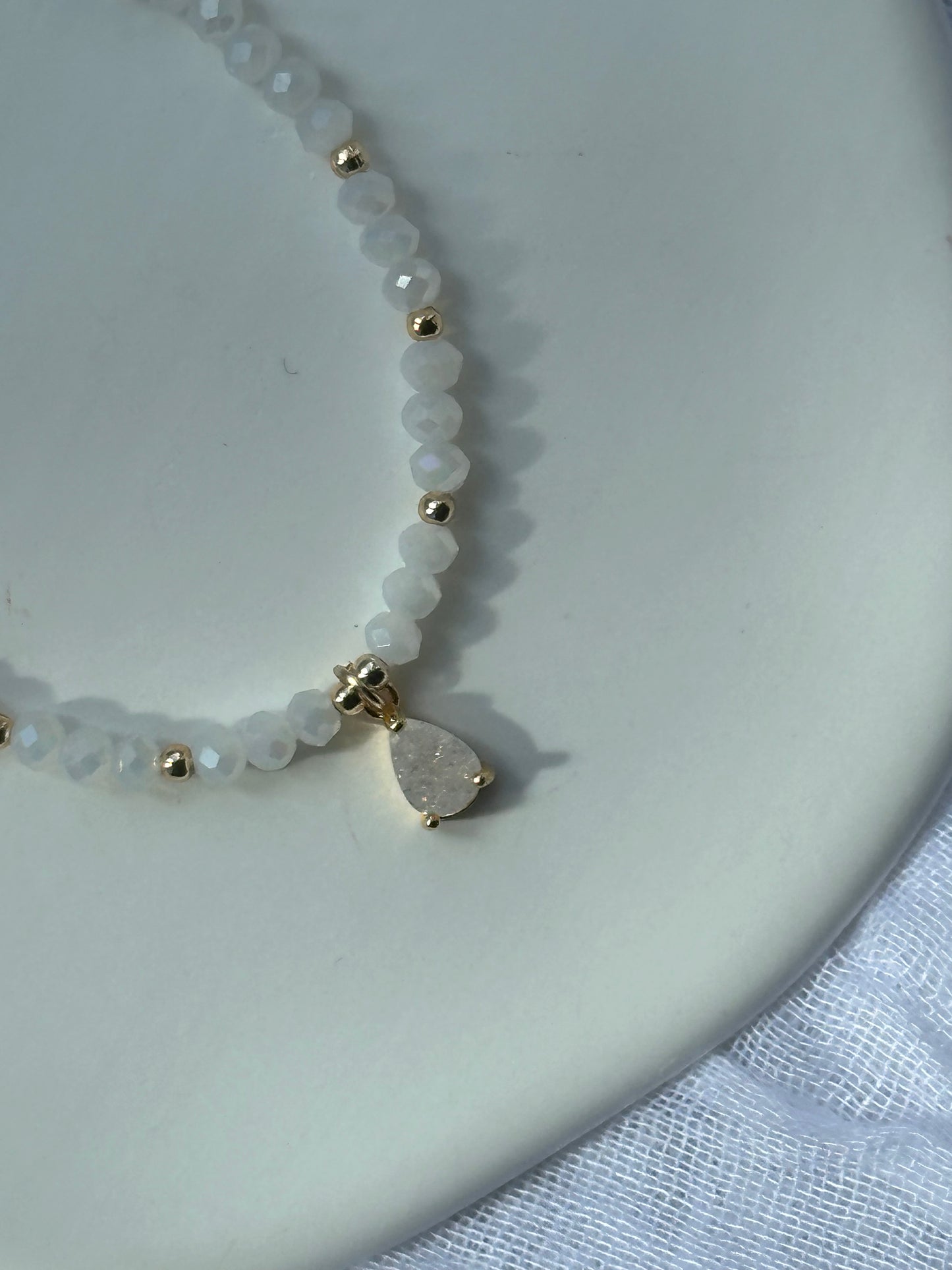 Perlenarmband mit Weißen Kristallperlen + Tropfen Anhänger - 10679