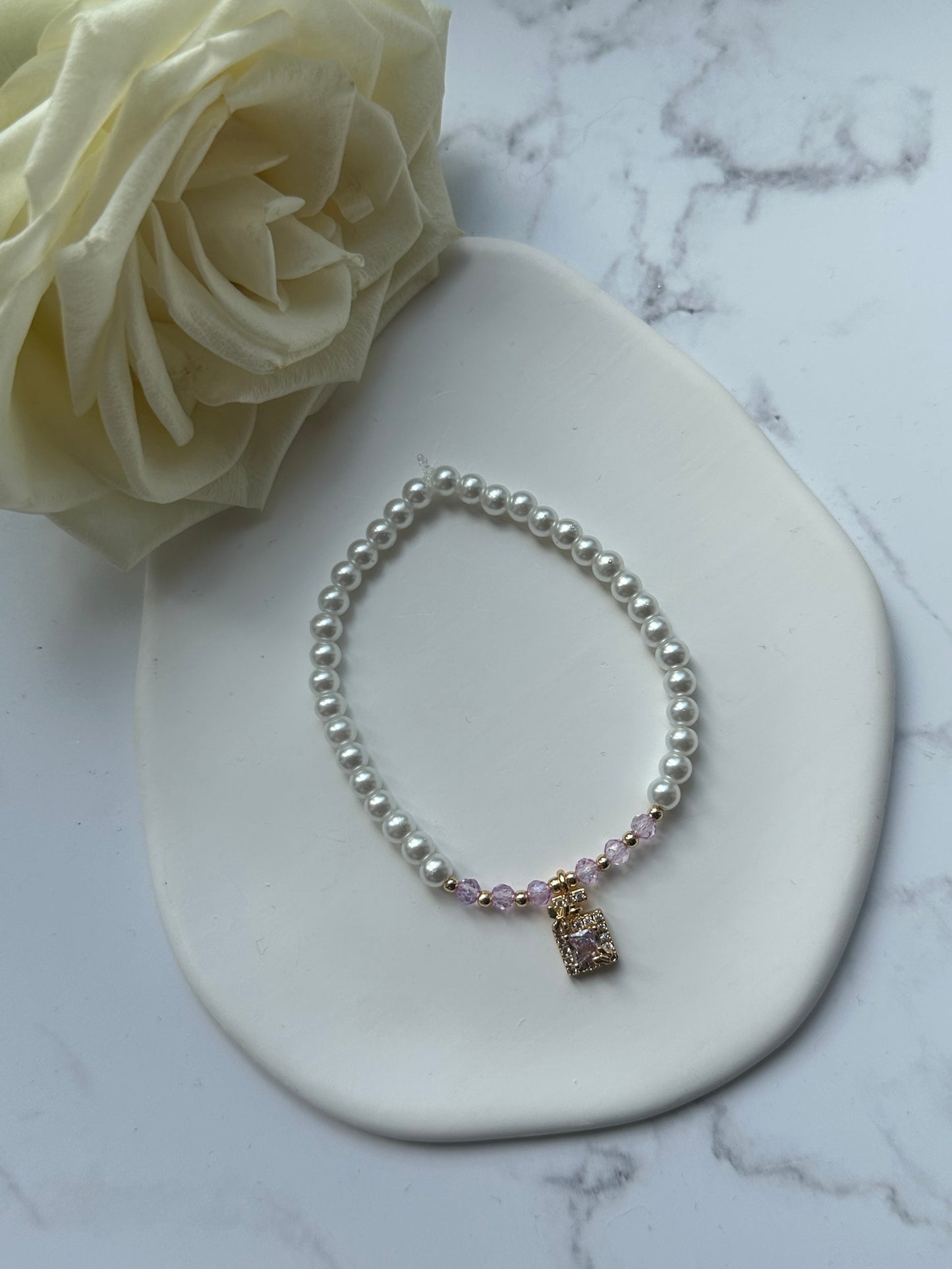 Perlenarmband mit Weißen Glasperlen, Lila Kristallperlen und Goldenen Perlen + Zirkonia Flaschen Anhänger - 10876