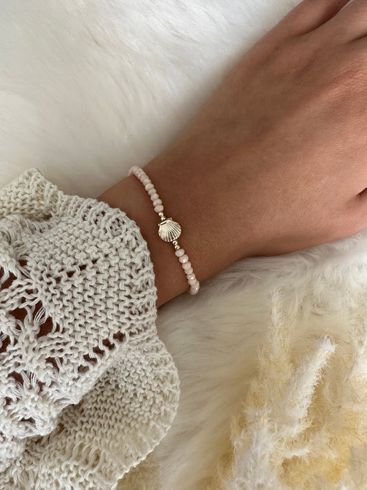 Perlenarmband mit beigen Perlen und Muschel Anhänger - 10344