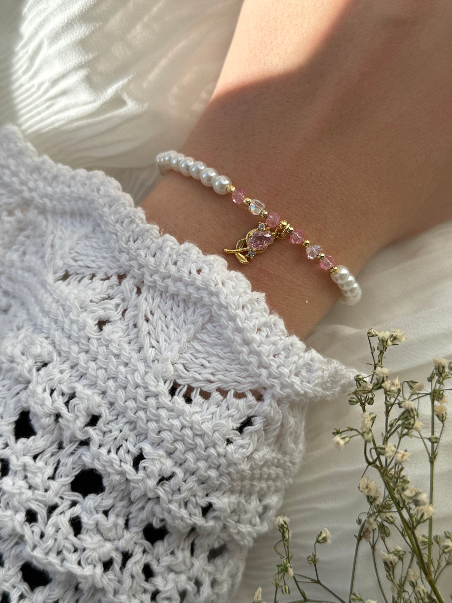 Perlenarmband mit Weißen und Rosanen Perlen, + Goldenen Perlen + Tulpen Anhänger - 2128