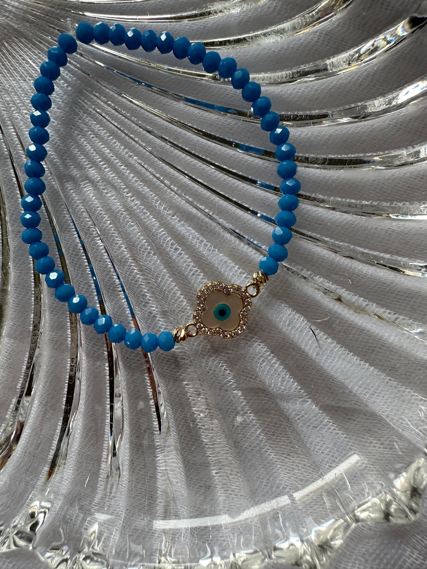 Perlenarmband mit Blauen Kristallperlen und Nazar Kleeblatt Anhänger - 10275