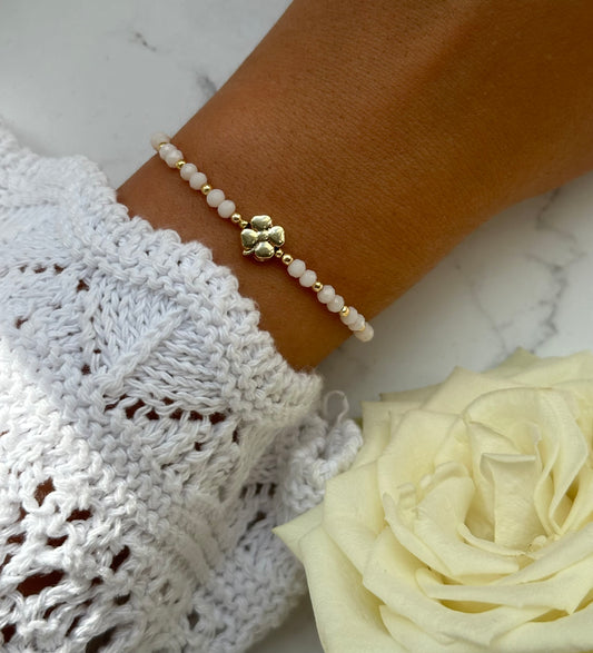 Perlenarmband mit Beigen Kristallperlen und Goldenen Perlen + Kleeblatt Anhänger - 10878