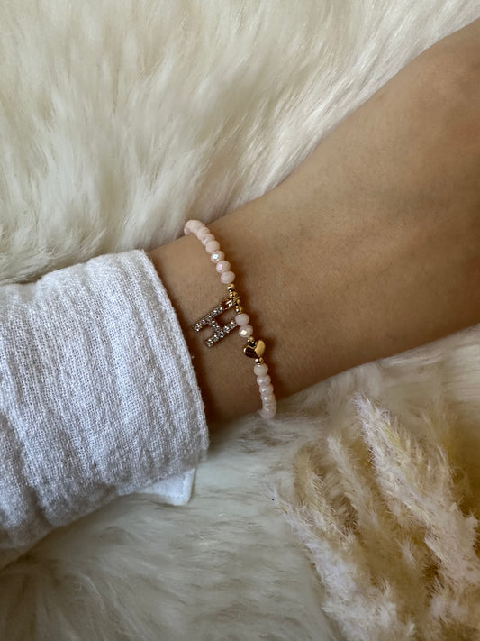 Perlenarmband persoanlisiert mit beigen Kristallperlen und Herz Anhänger - 10459