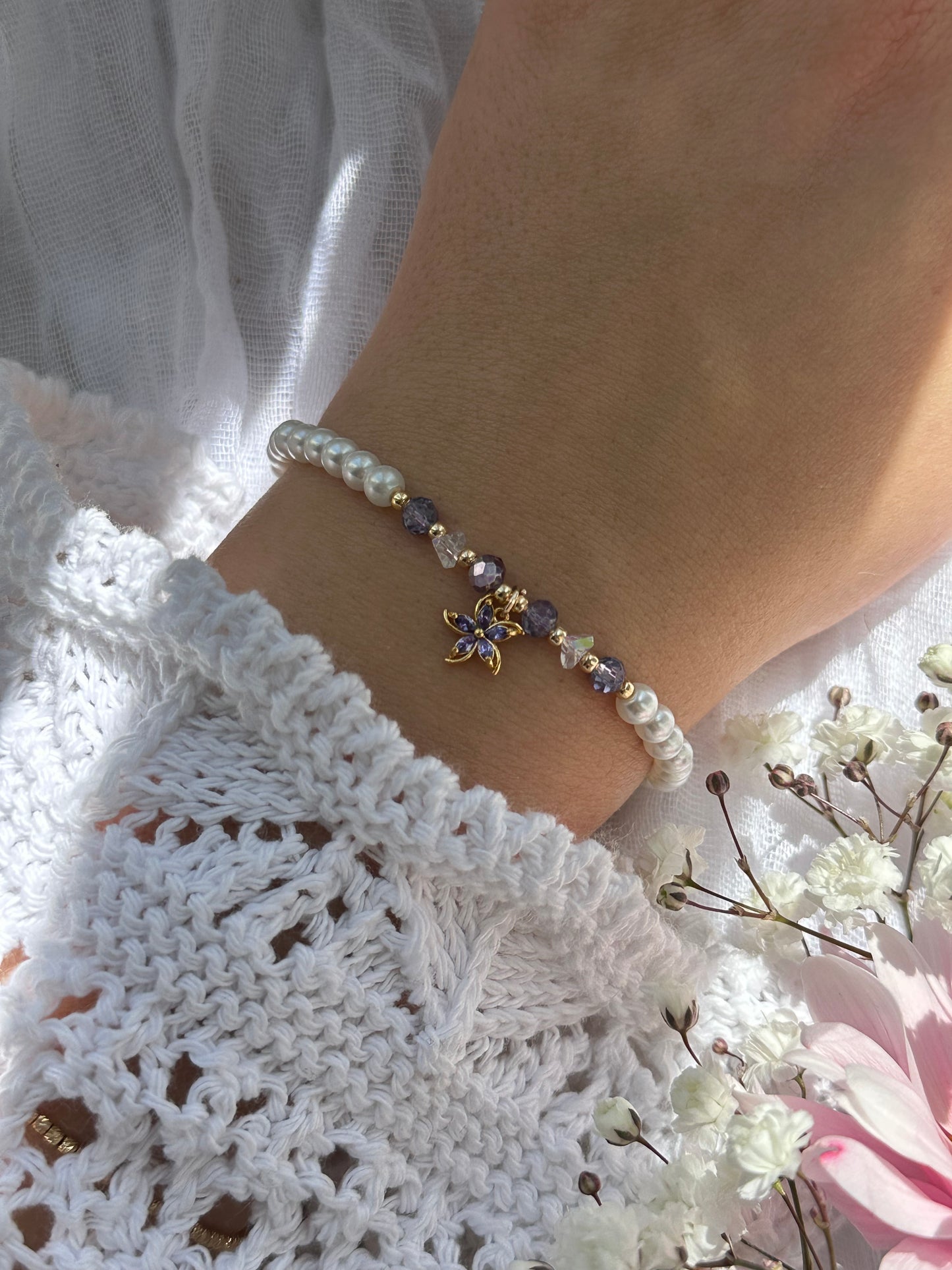 Perlenarmband mit Weißen Glasperlen und Lila Kristallperlen und goldenen Details + Blumen Anhänger - 10724