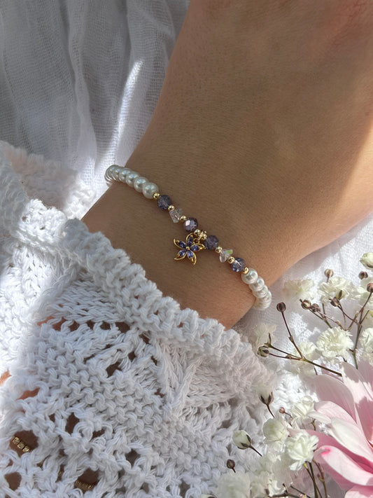 Perlenarmband mit Weißen Glasperlen und Lila Kristallperlen und goldenen Details + Blumen Anhänger - 10724