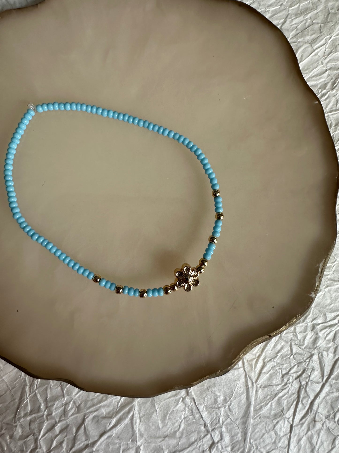 Perlenarmband mit Hellblauen Perlen und Blumen Anhänger - 10312