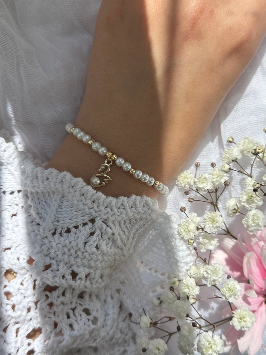 Perlenarmband mit Weißen Perlen und goldenen Details + Schwan Anhänger - 10717